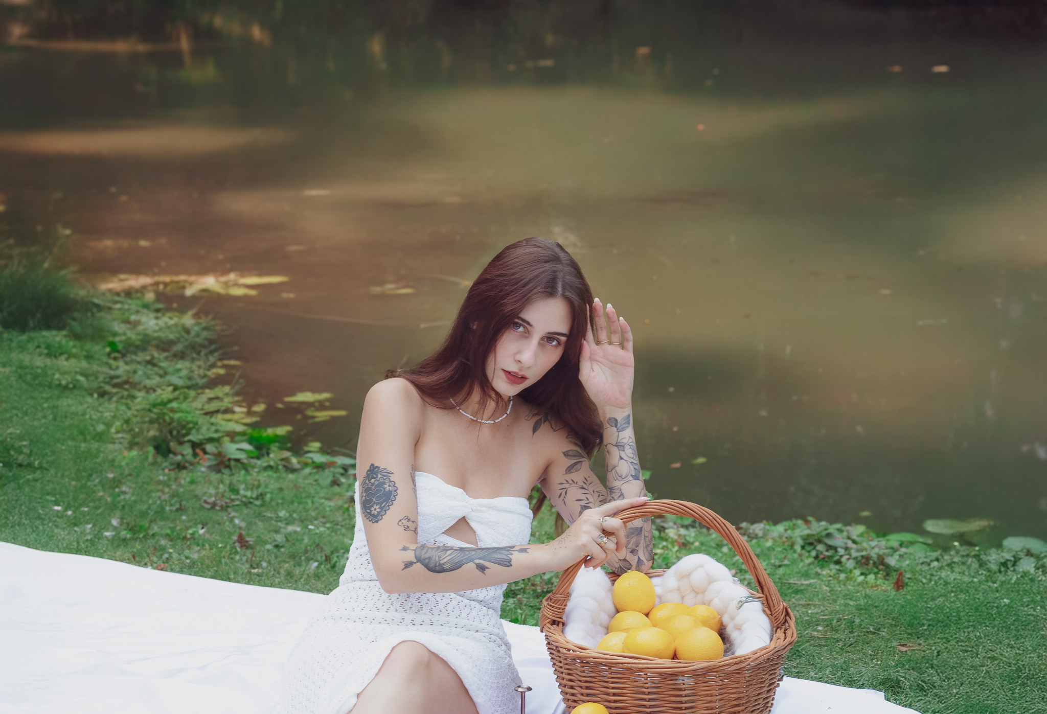 Portrait au bord de l'eau ambiance citrons, extérieur 2025
