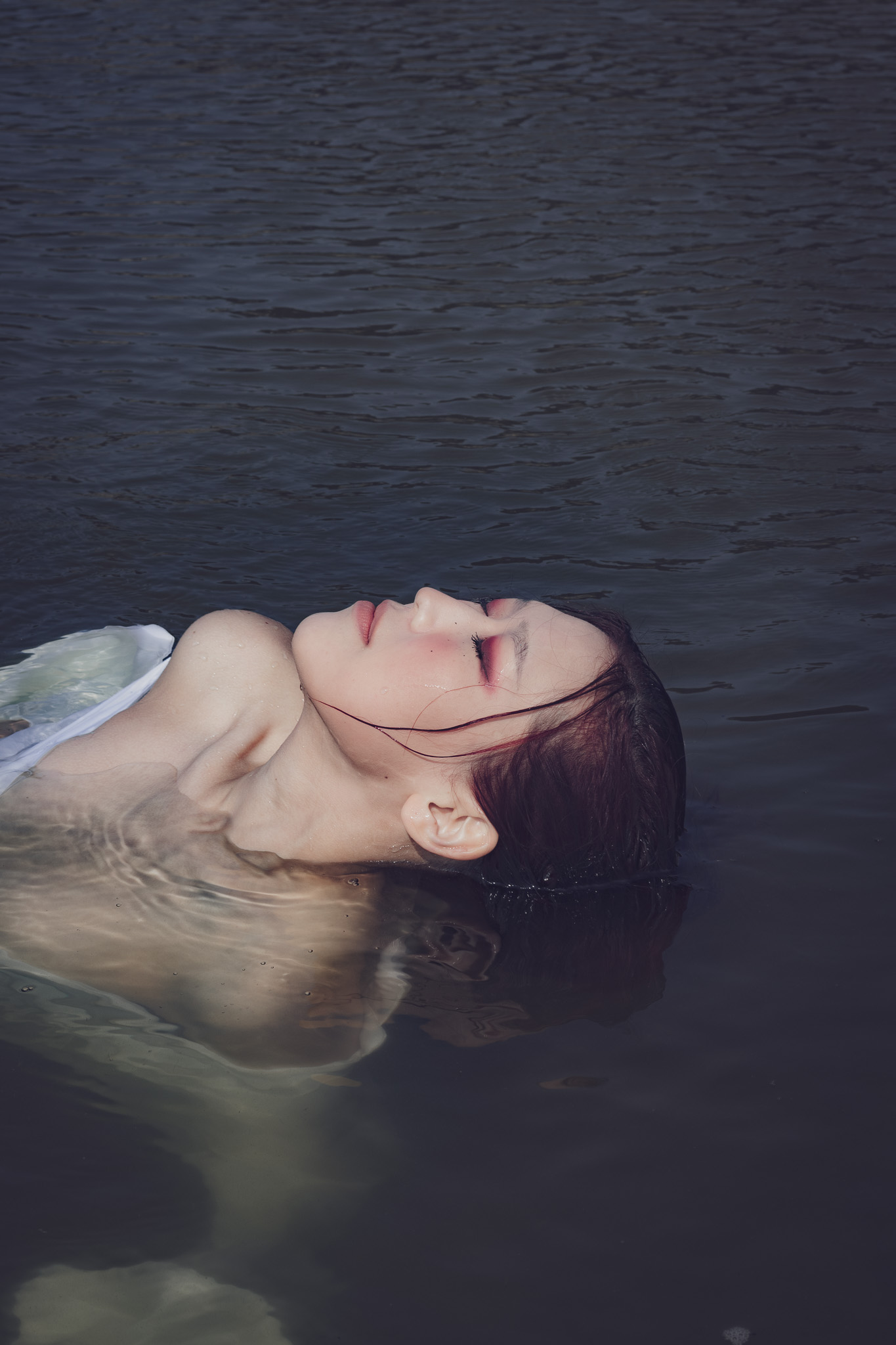 Portrait dans l'eau, extérieur 2026