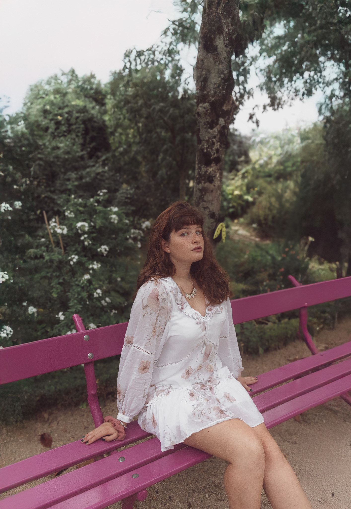 Portrait au banc rose, extérieur 2024