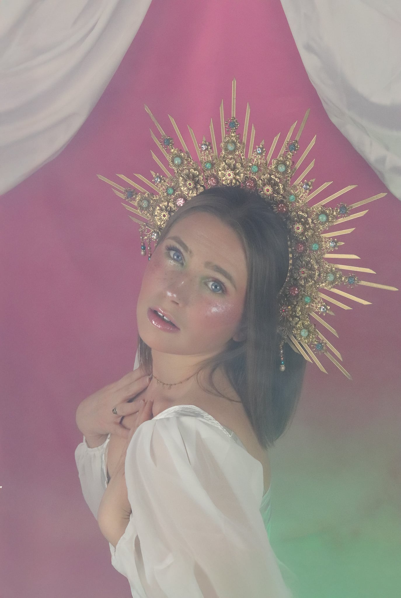 Queen and Crown romantique, studio 2025